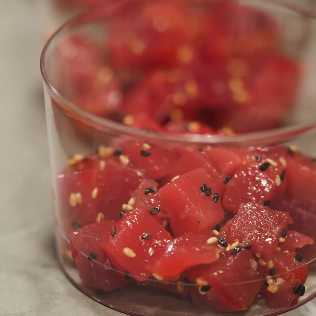 Tàrtar de tonyina roja amb sèsam en un bol de vidre.