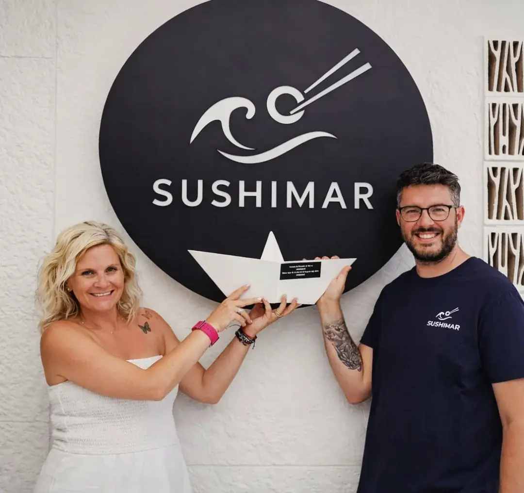 El premi a la millor tapa de la tonyina roja 2026, davant del logotip de SushiMar.