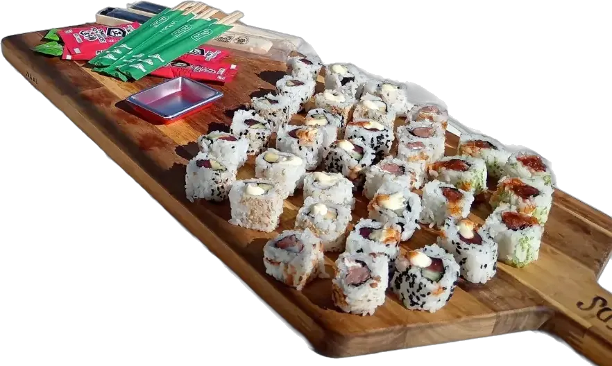 Taula de fusta amb uramakis variats, salsa de soja i bastonets.