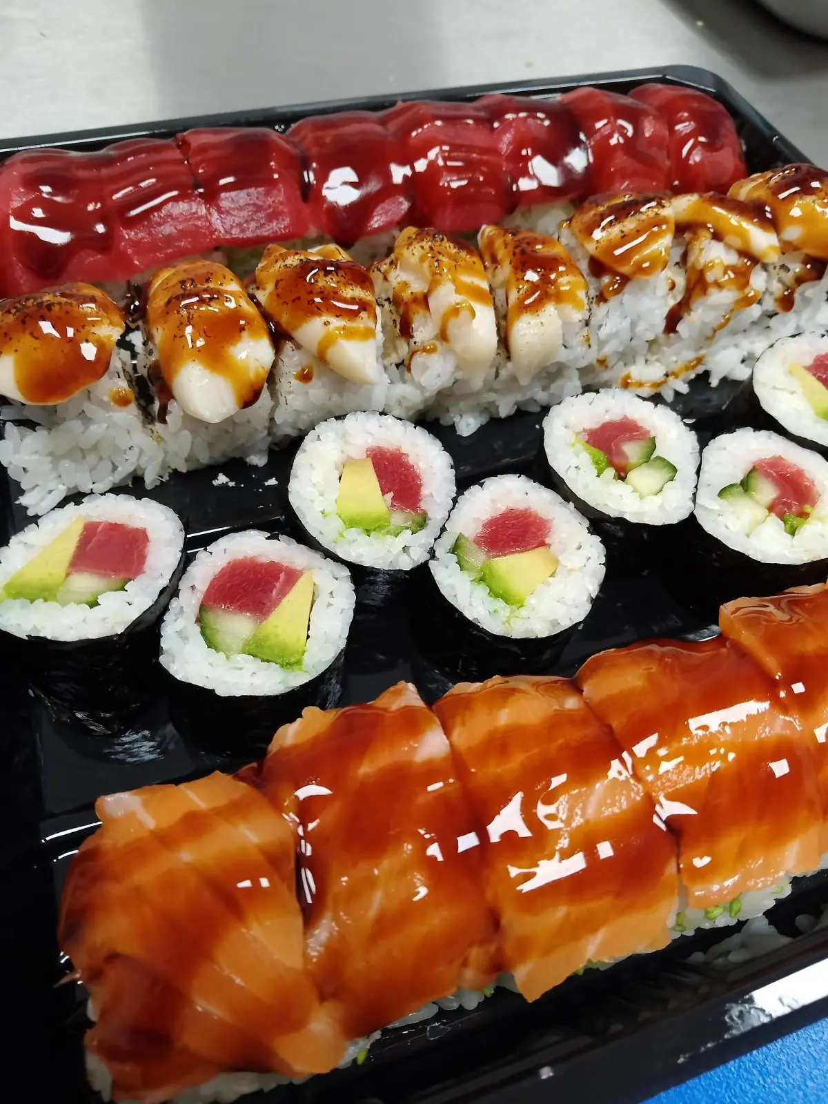 Safata per emportar amb makis, uramakis i niguiris de tonyina i salmó.